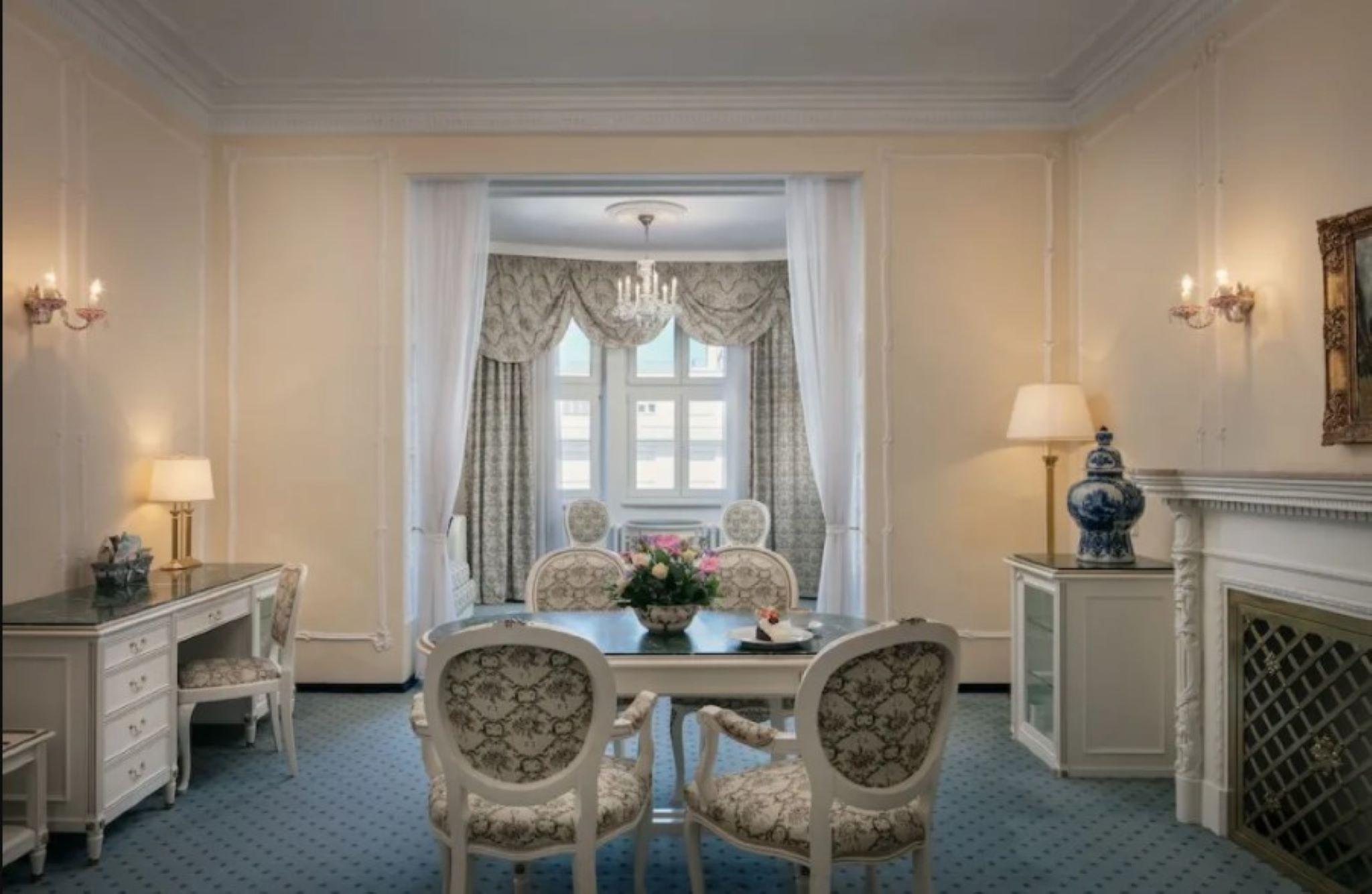 Готель Ambassador Zlata Husa 5*