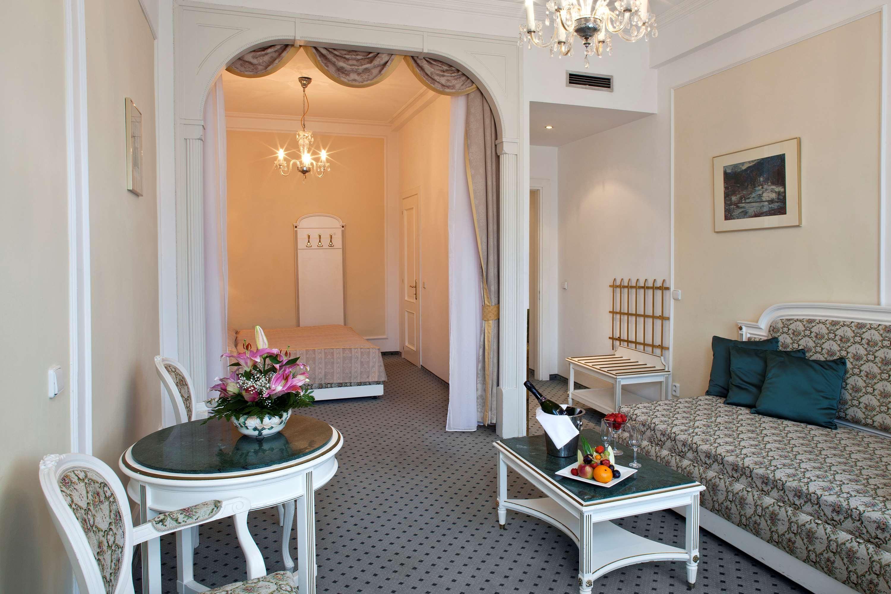 Готель Ambassador Zlata Husa 5*