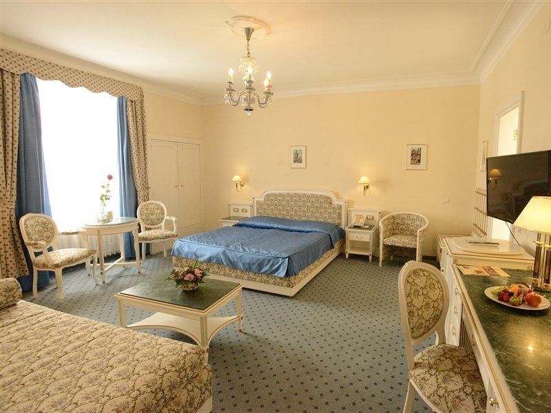 Готель Ambassador Zlata Husa 5*